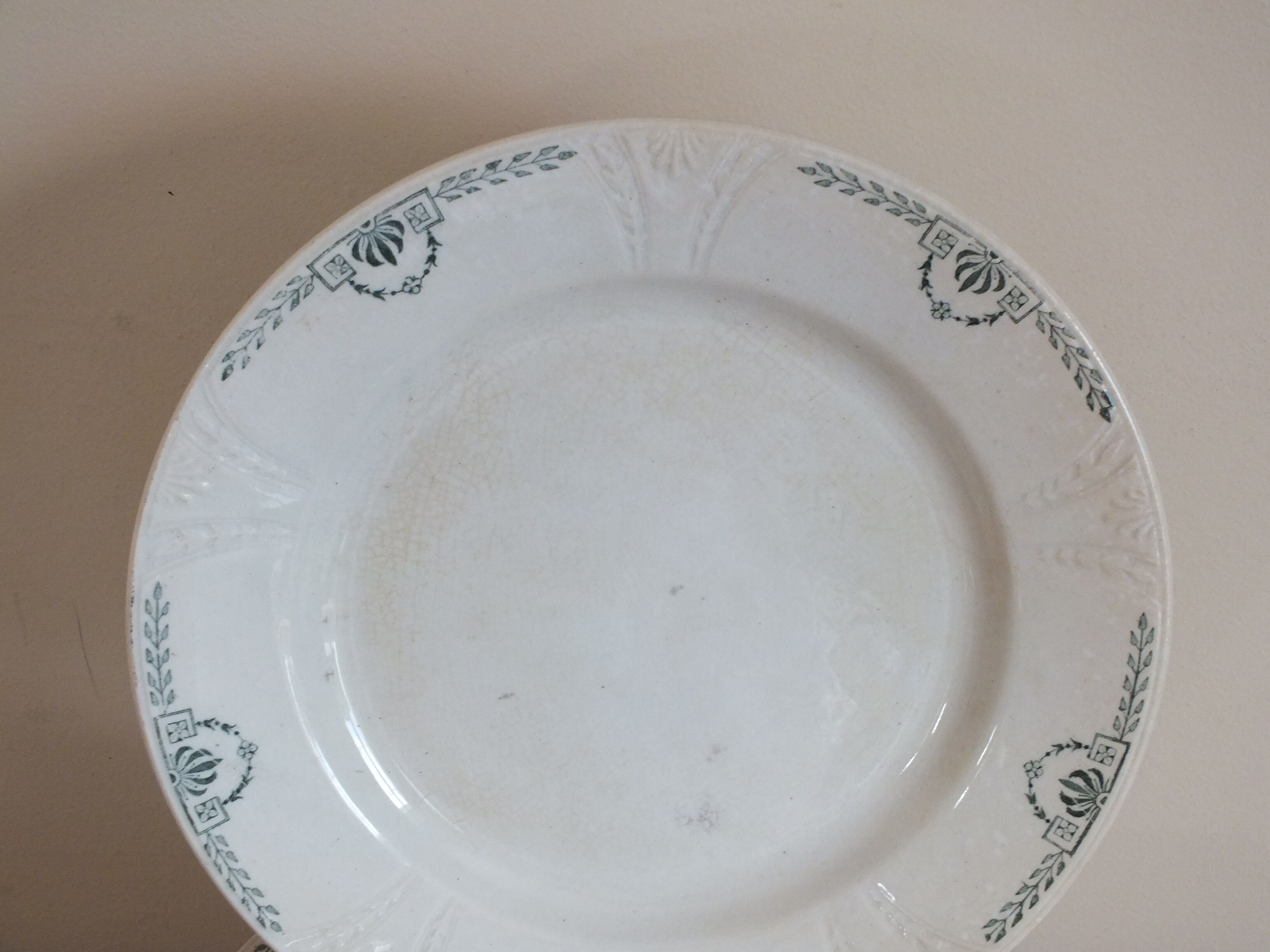 + 9 flat plates in Iron Earth Gien clara service +