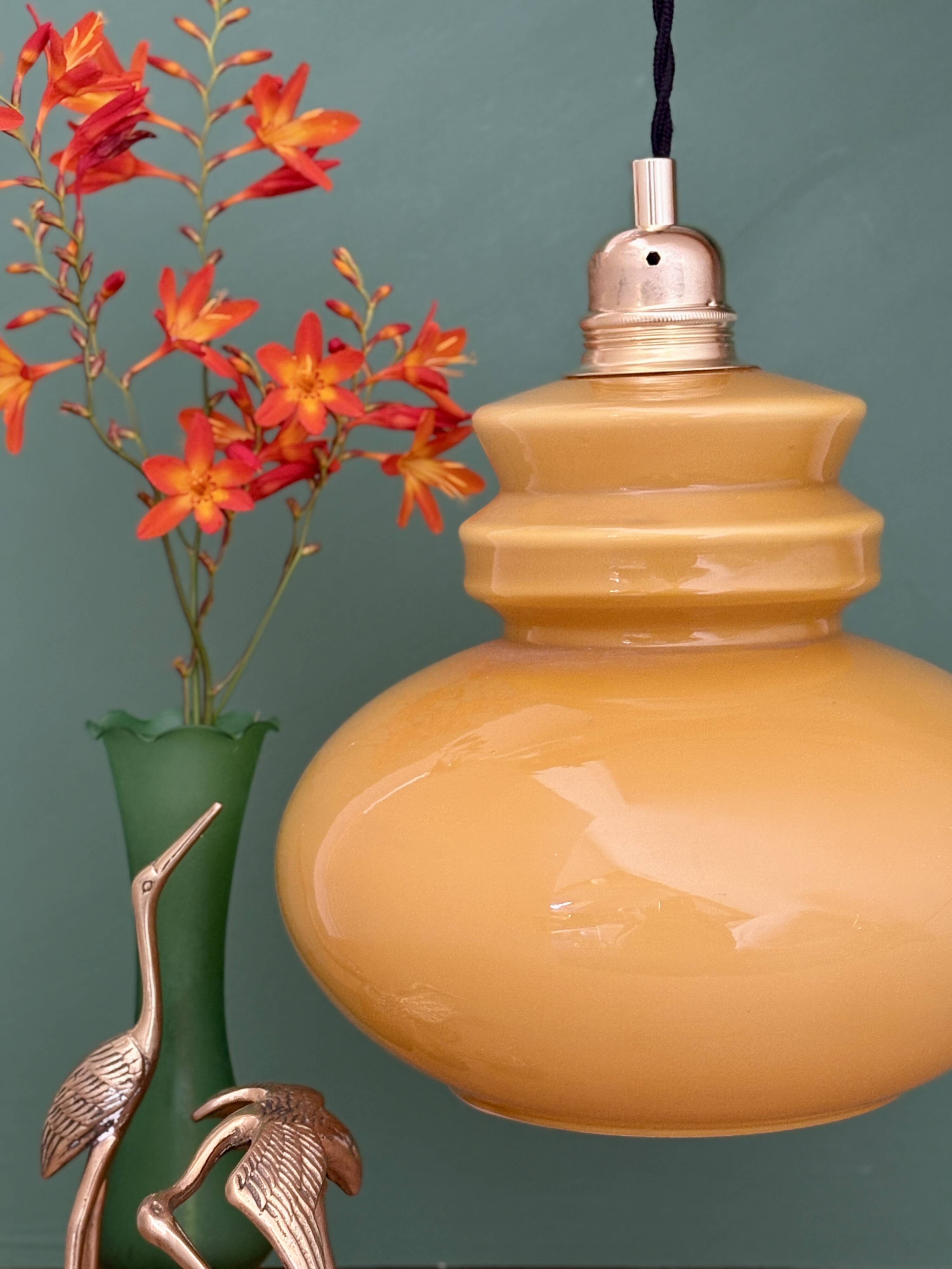 Suspension globe vintage en opaline ocre