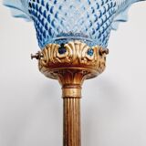 Lampe de table en bronze doré et bobèche en verre bleu