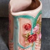 Pichet en barbotine ancien aux roses épanouies