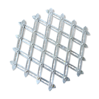 Vintage stretchable trivet