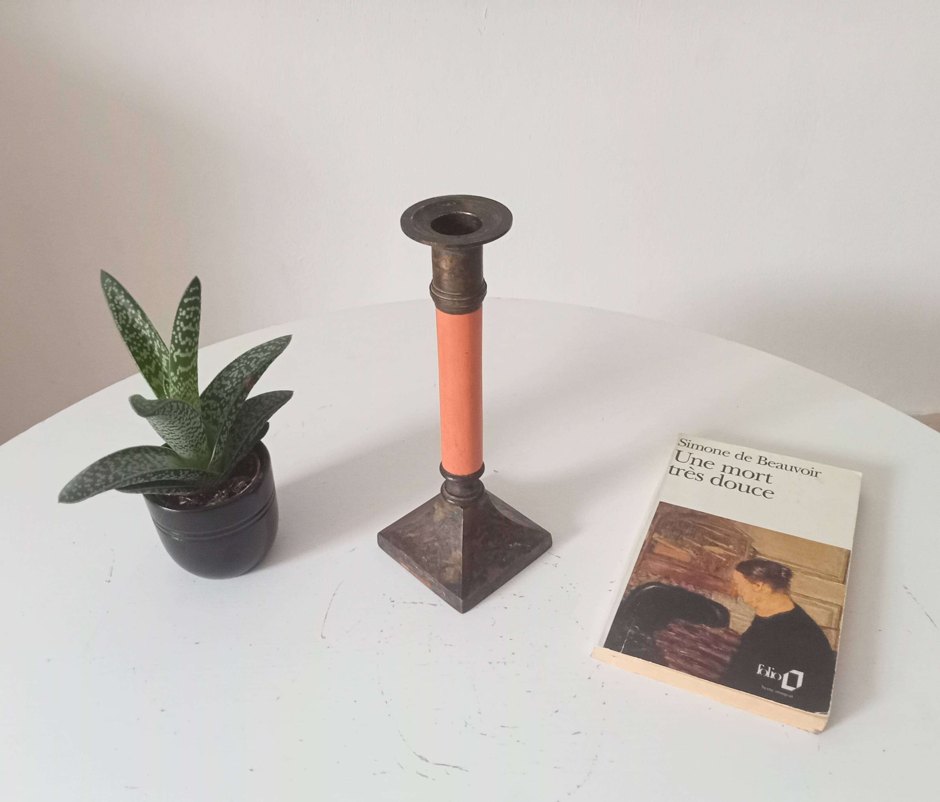 Vintage candlestick in solid gilded brass and orange wood.