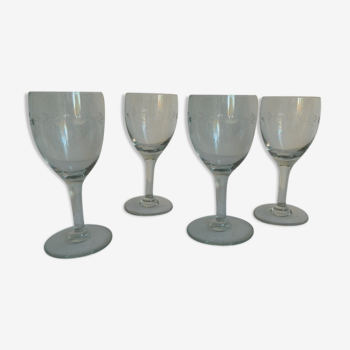 Set de 4 verres taillés à vin coupé au ciseaux