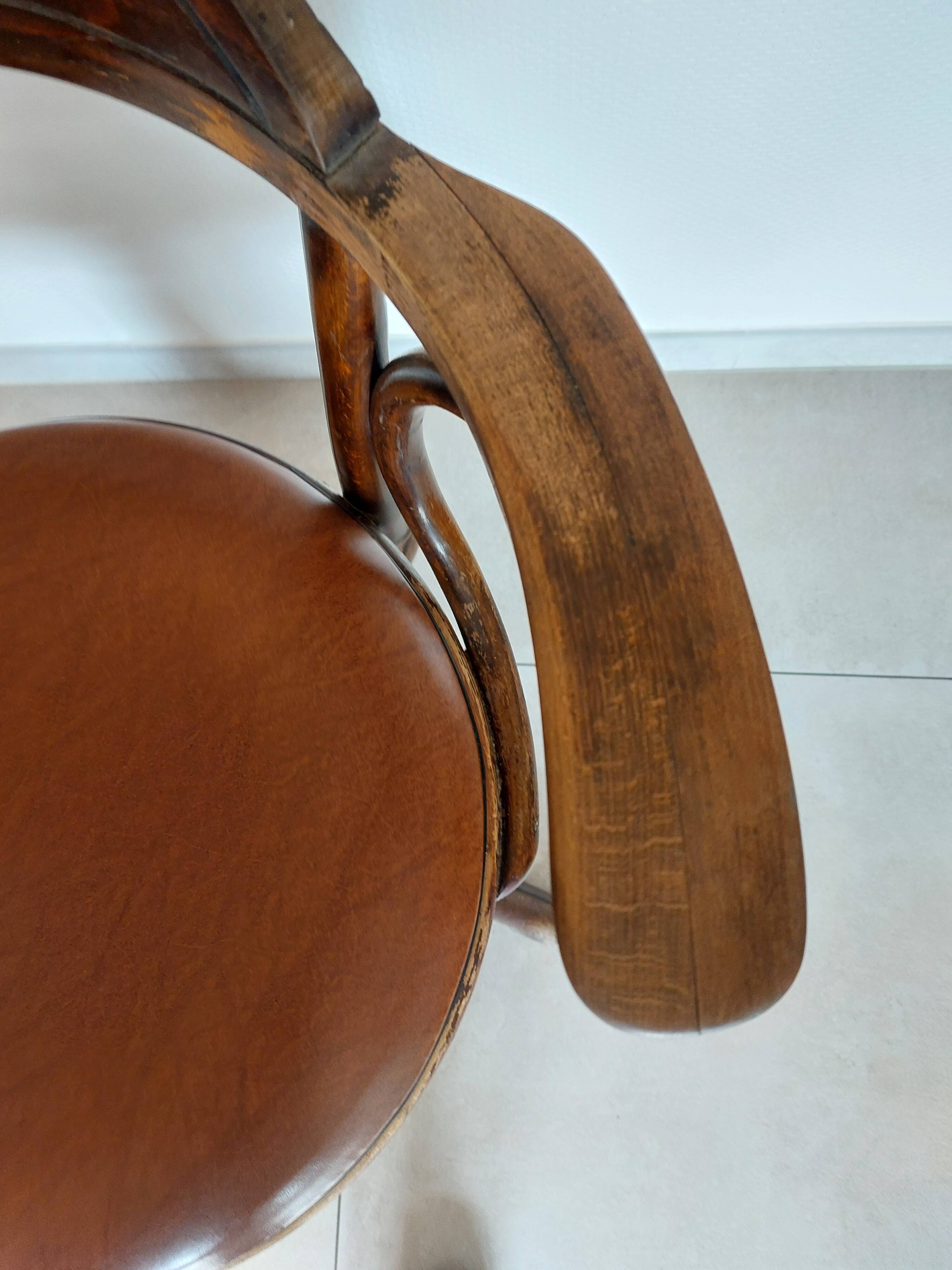 Thonet armchair, swivel, in wood and faux leather.