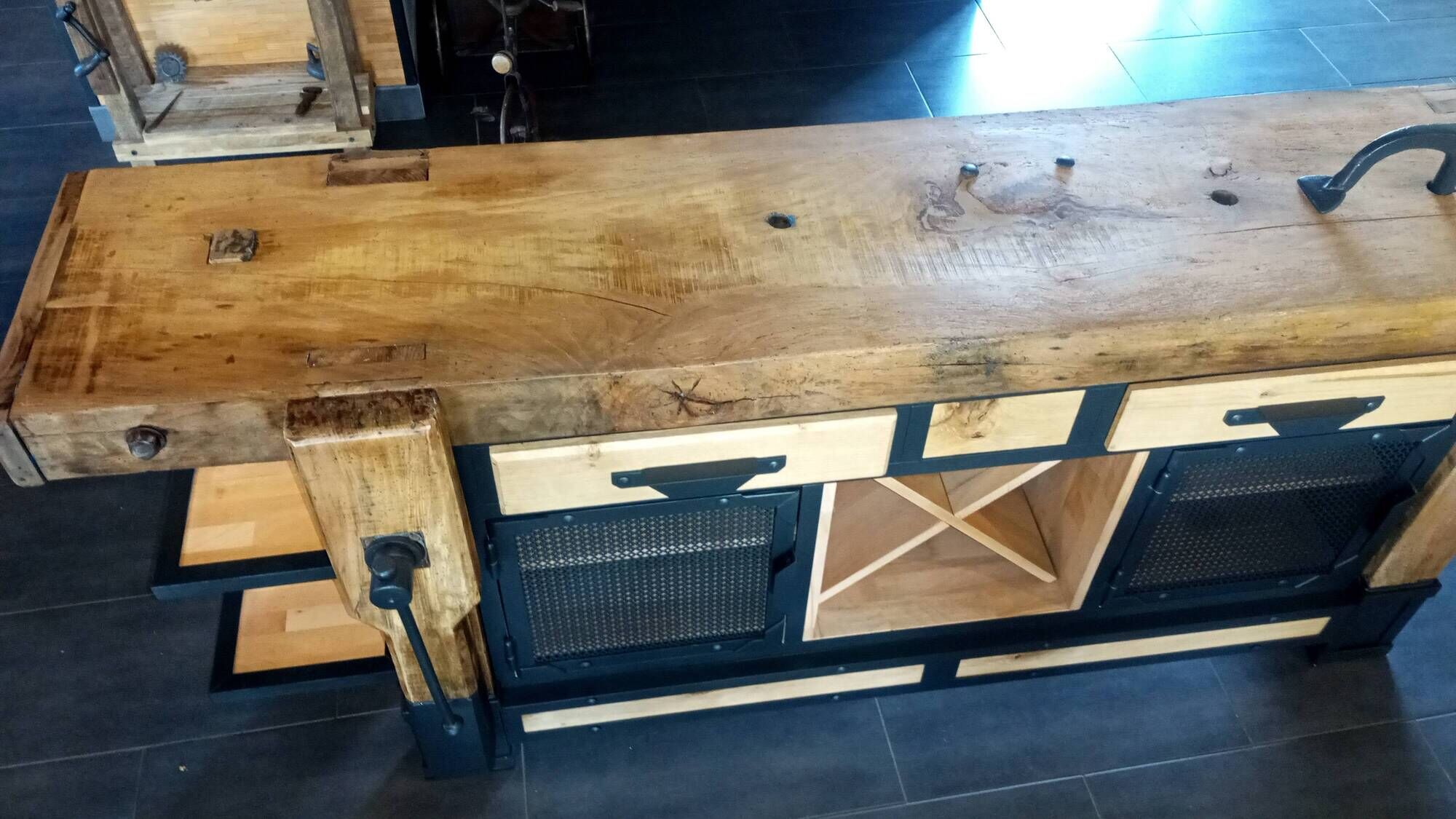 Ancien établi de menuisier transformé - pièce unique