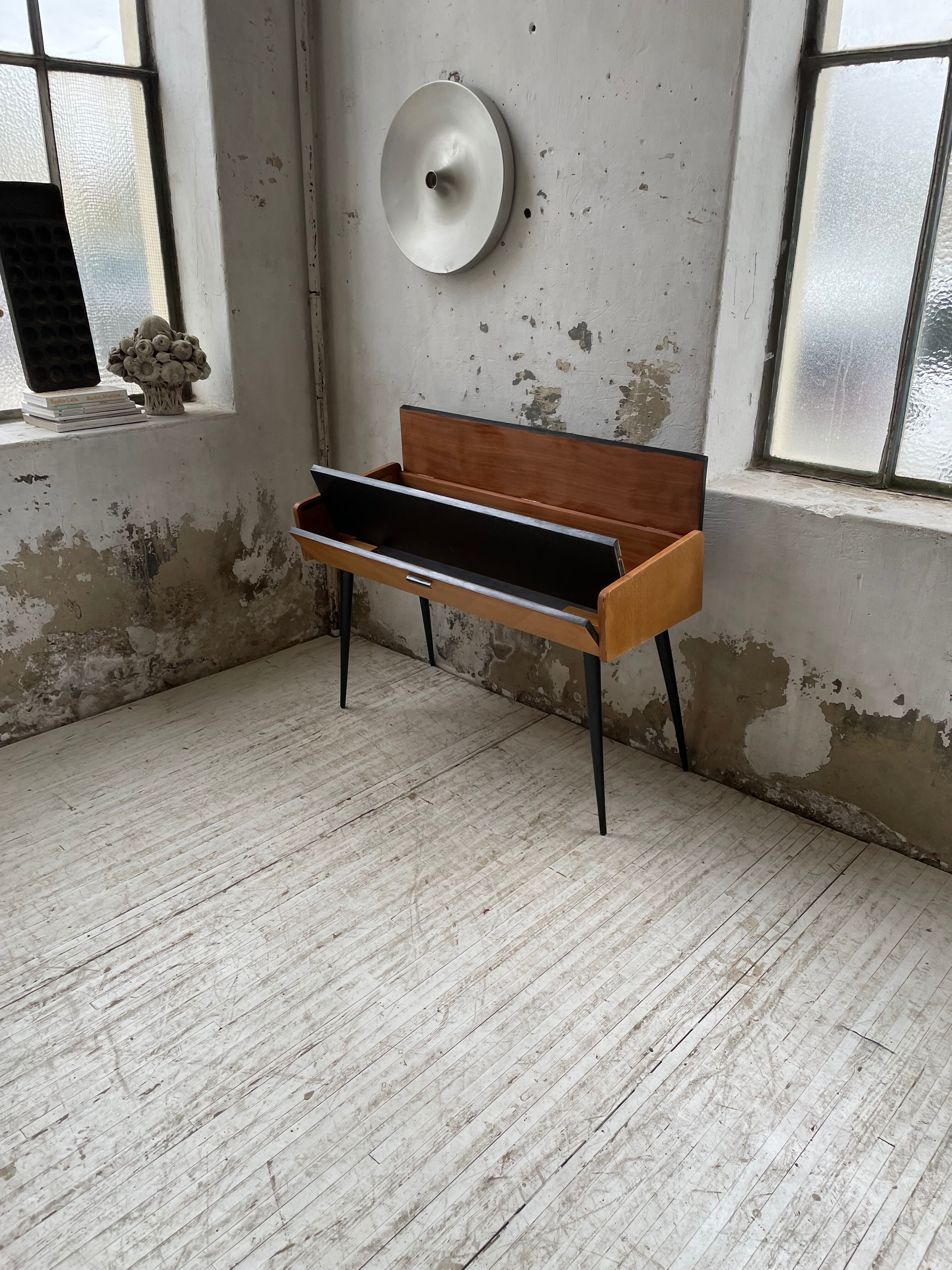 Console desktop feet compass 60s