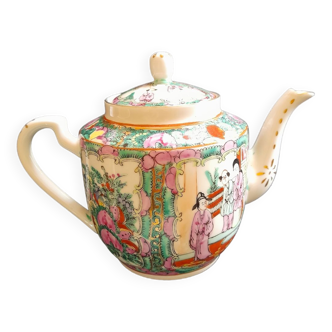 Teapot in Canton 20th century.