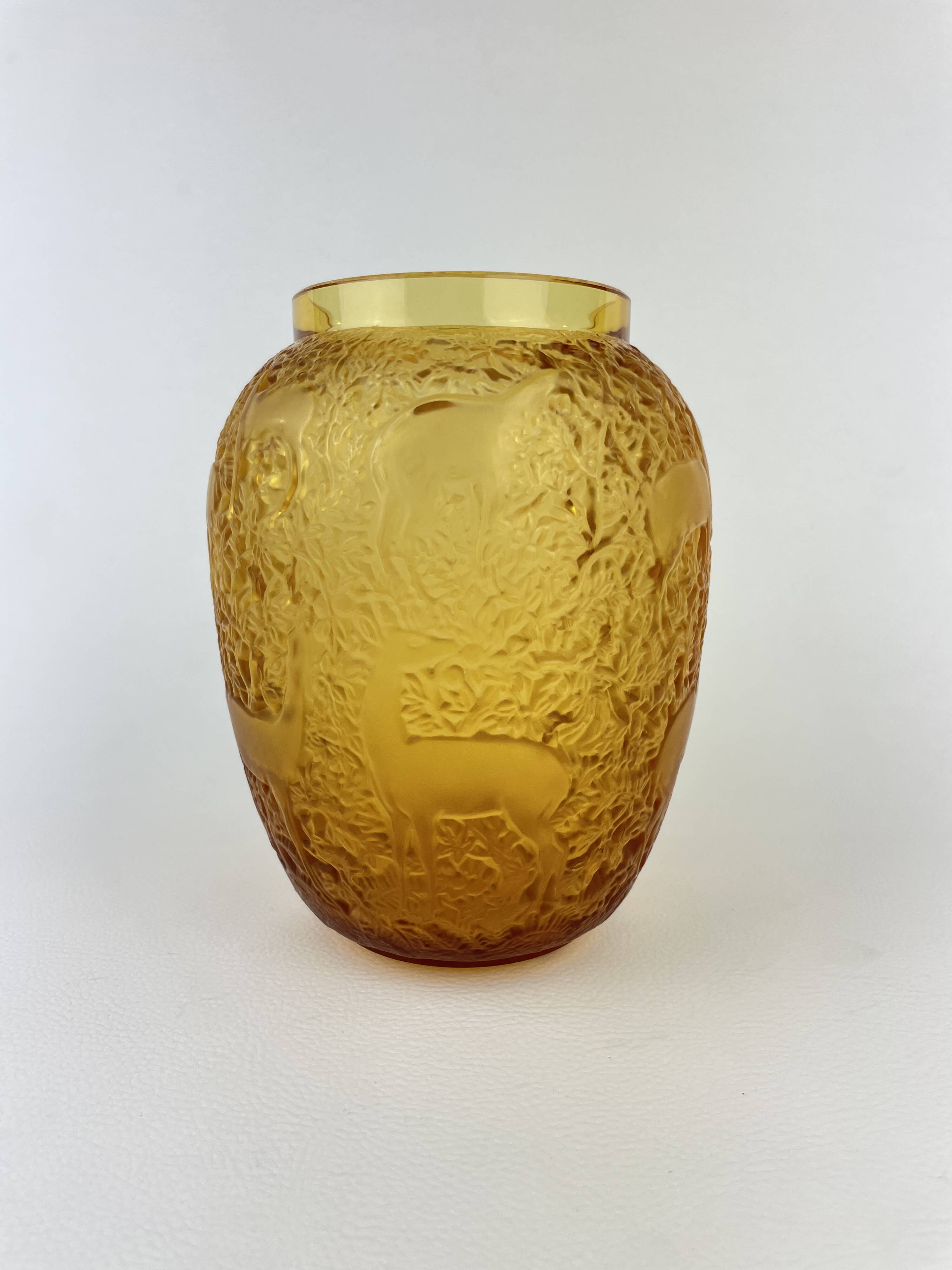“Biches” crystal vase by Lalique – Amber