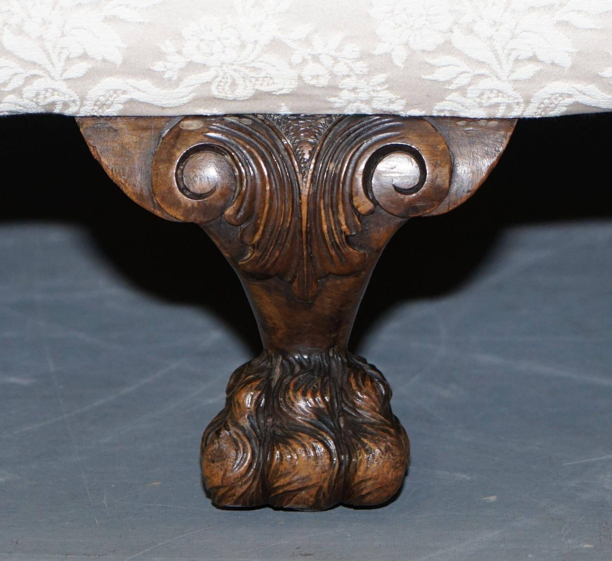 Victorian suite in damask, walnut frame, legs carved in lion's paw.