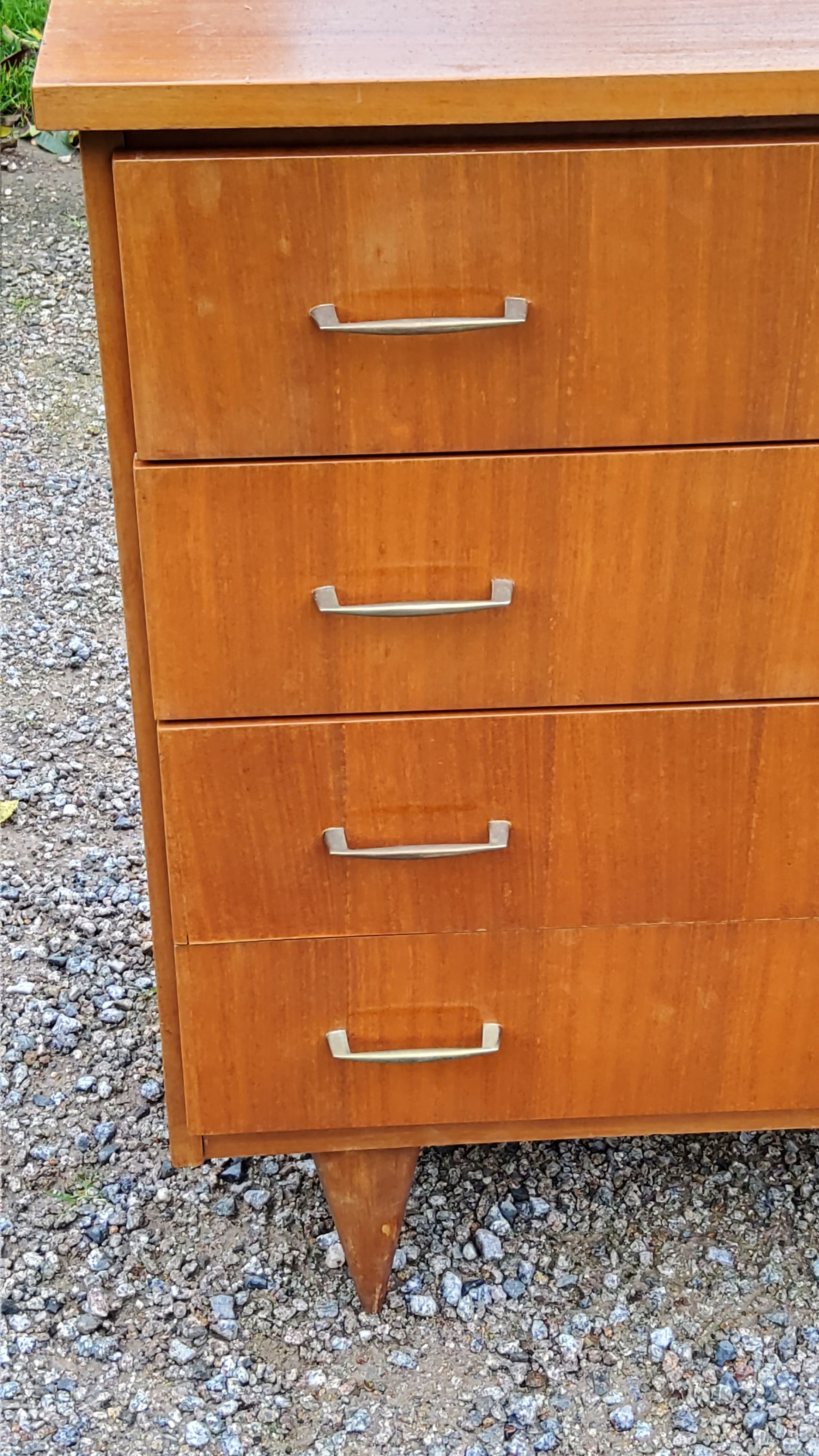 Chest of drawers from the 50s-60s in golden mahogany 4 drawers feet bobbin