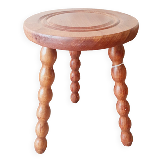 Tabouret tripode en bois avec motif cercles sur l’assise