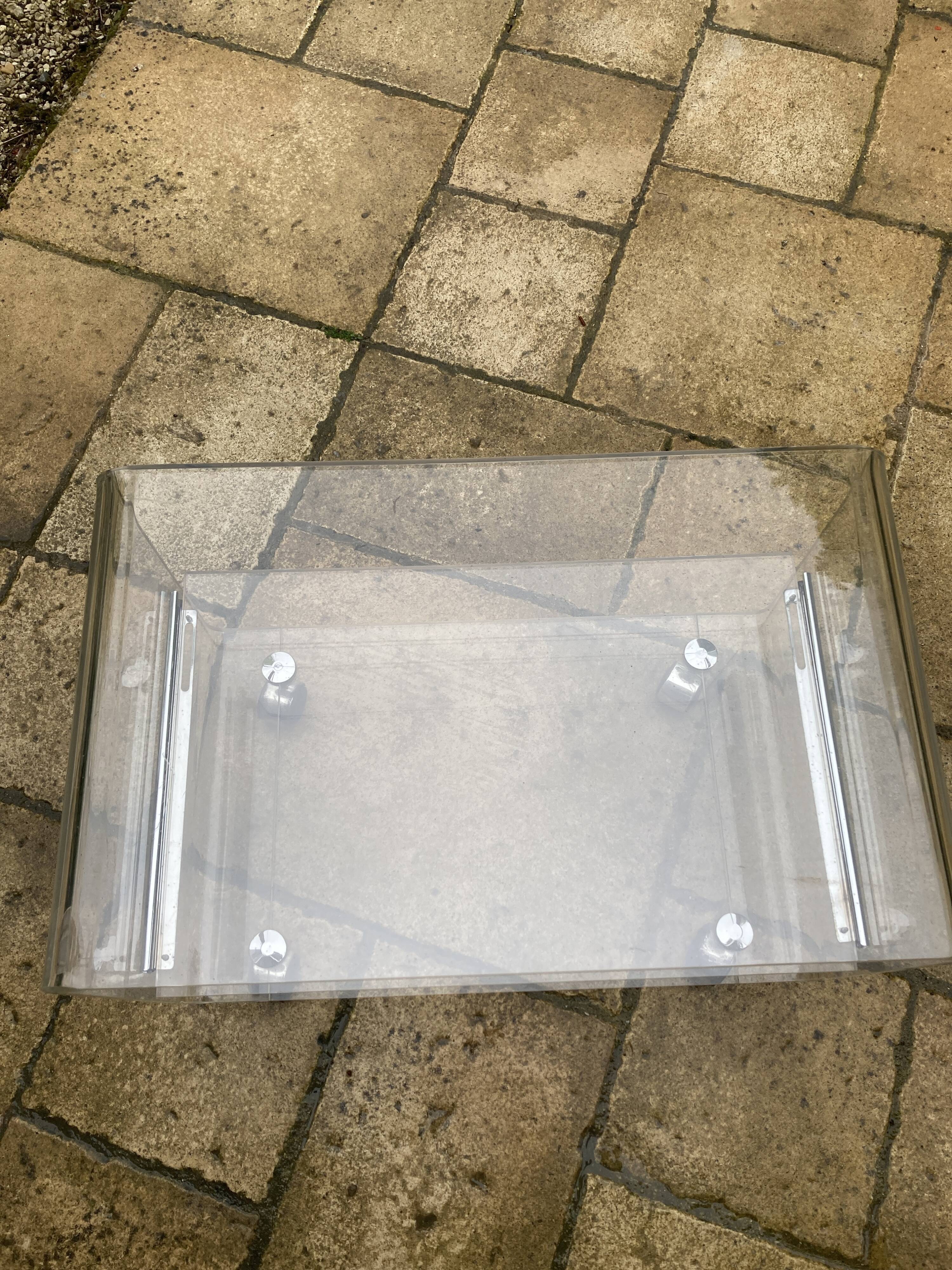 Serving in plexisglas