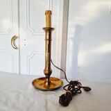 Lampe de table en laiton réalisée sur un bougeoir ou bougeoir ancien du 19ème siècle