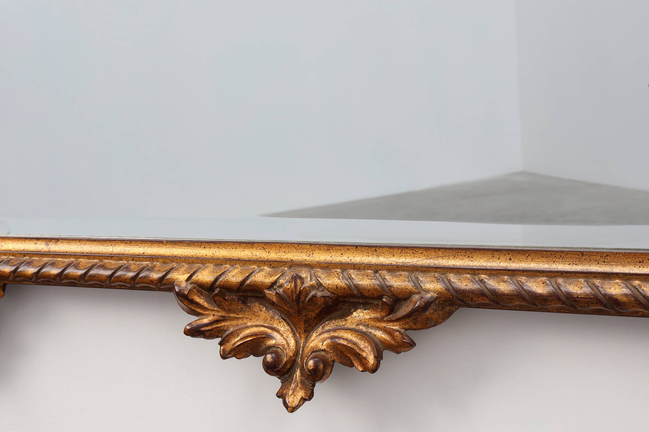 Miroir baroque doré de grande taille du 20e siècle par Deknudt Belgique