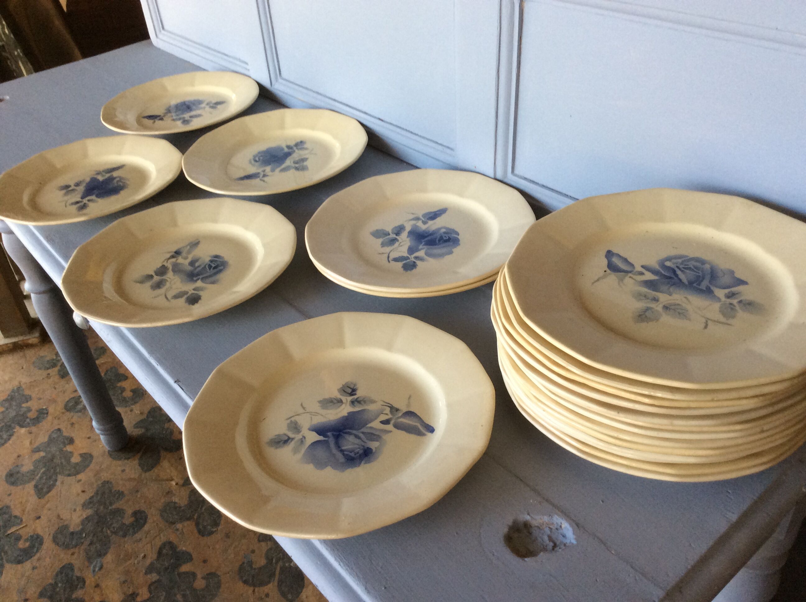 Assiette plats roses bleus