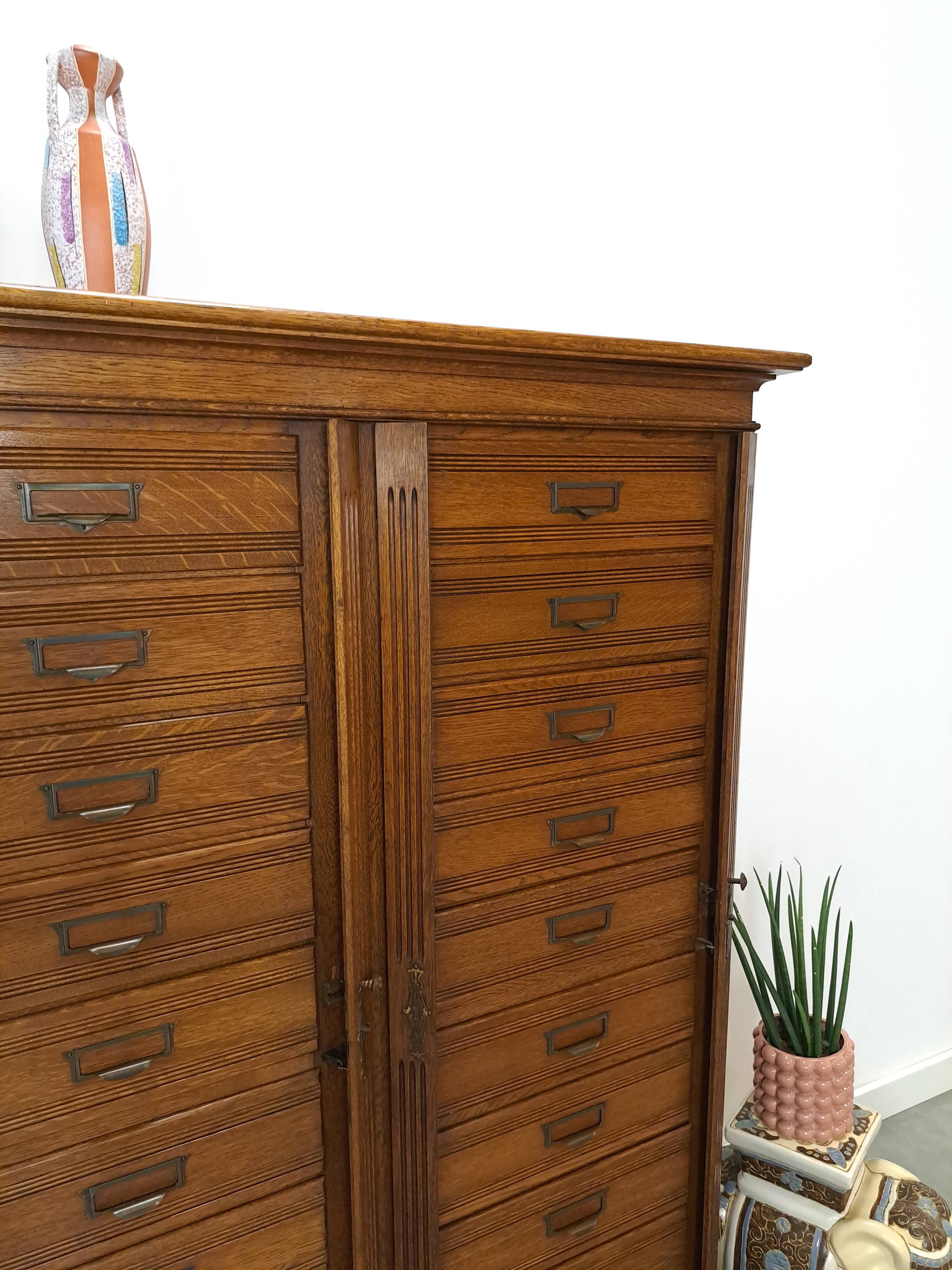 Antieke oude houten archief ladekast