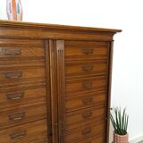 Antieke oude houten archief ladekast
