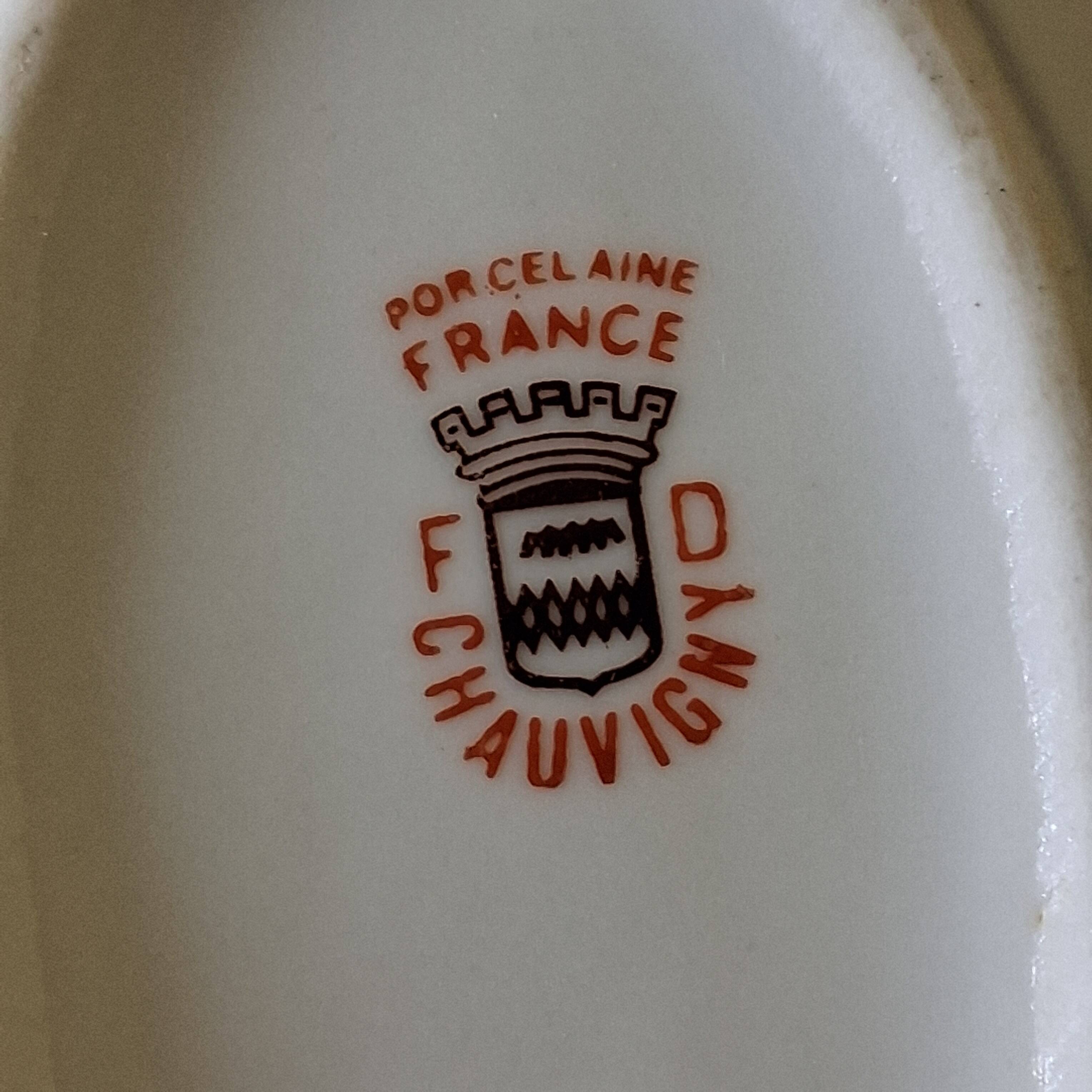 Very pretty porcelain sauceboat with a spout from Chauvigny, France, in very good condition.