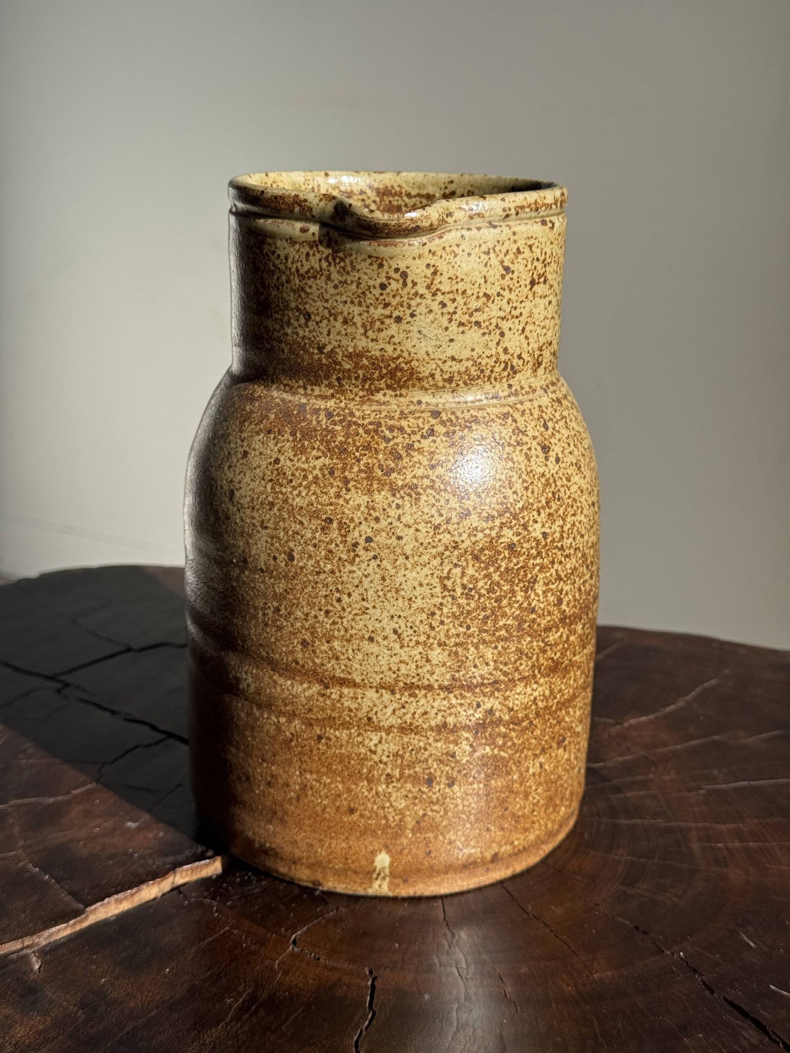 Grande carafe en grès mouchetée pas de marque au dessous H21
