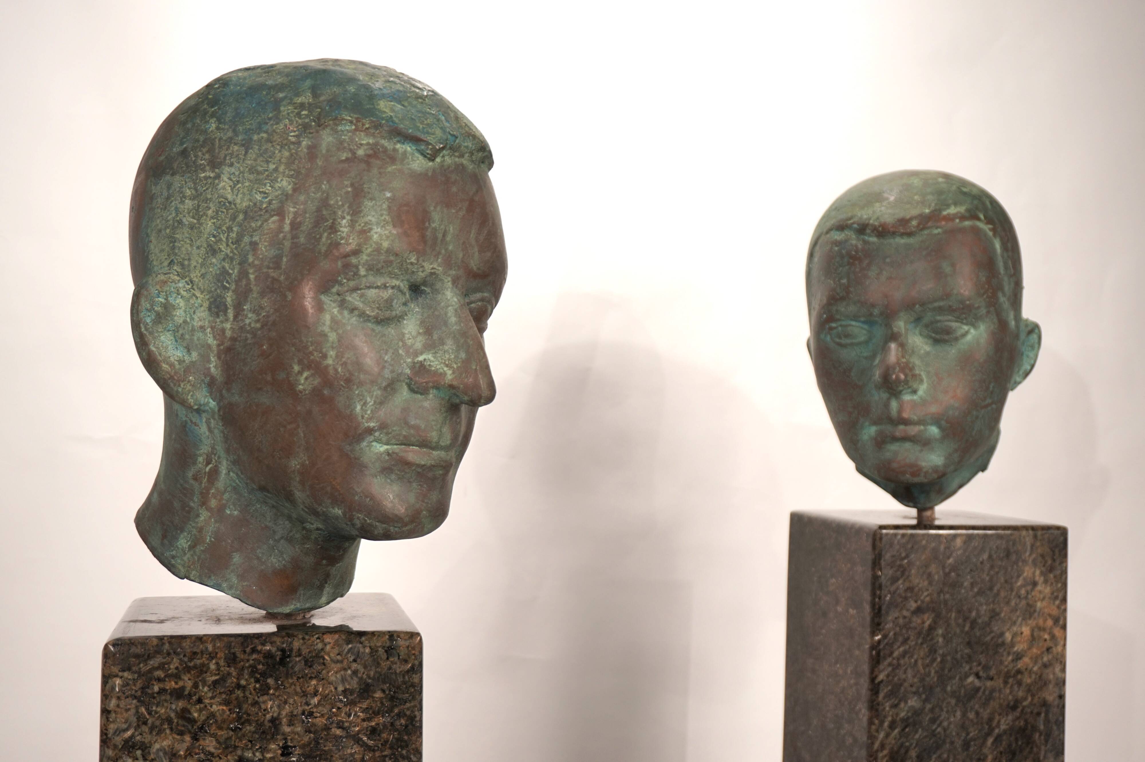 Ensemble de deux bustes en bronze sur stèles en granit par un élève de Georg Kolbe, 1925