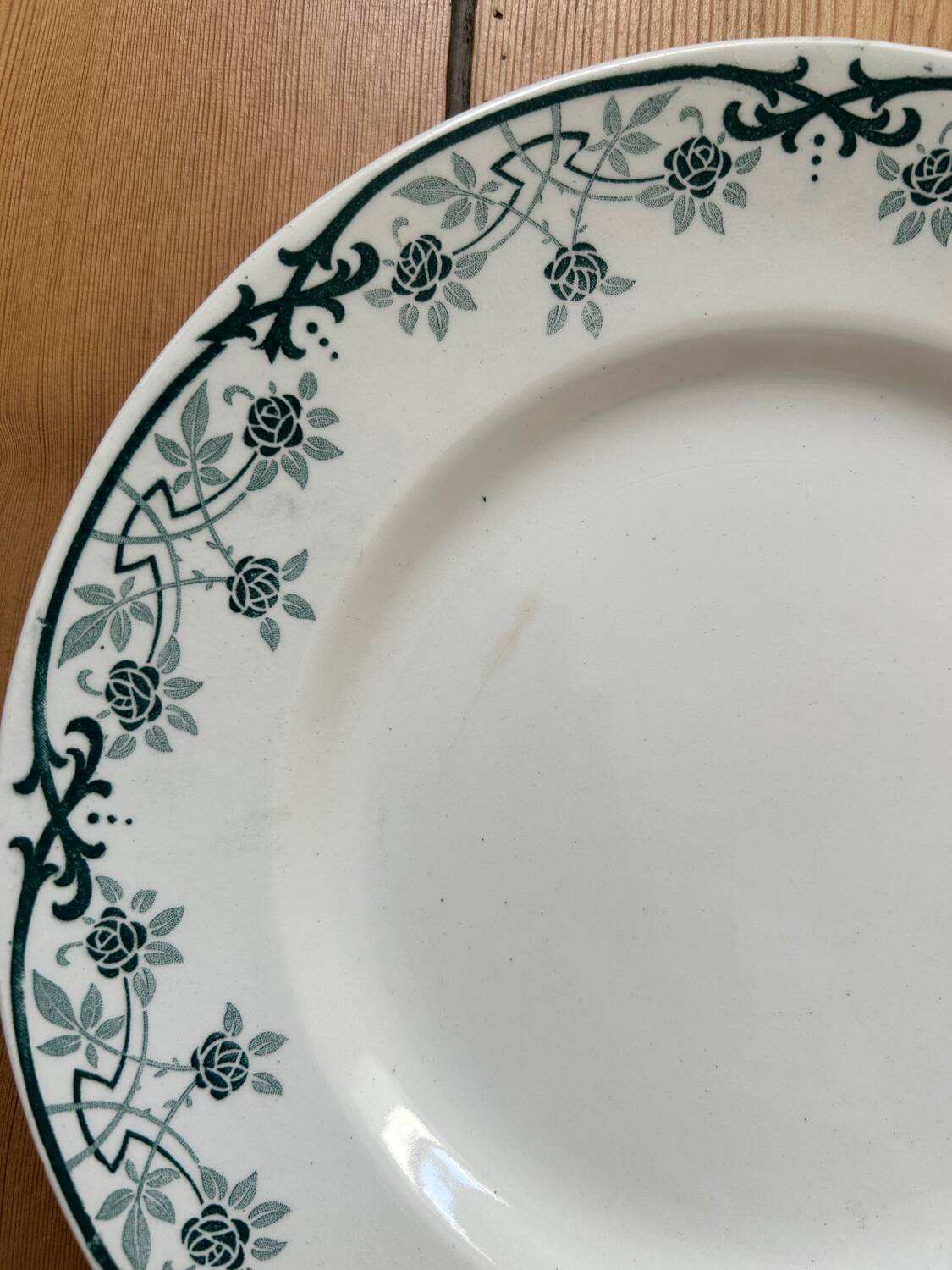 Set of 4 antique flat plates “Terre de Fer”