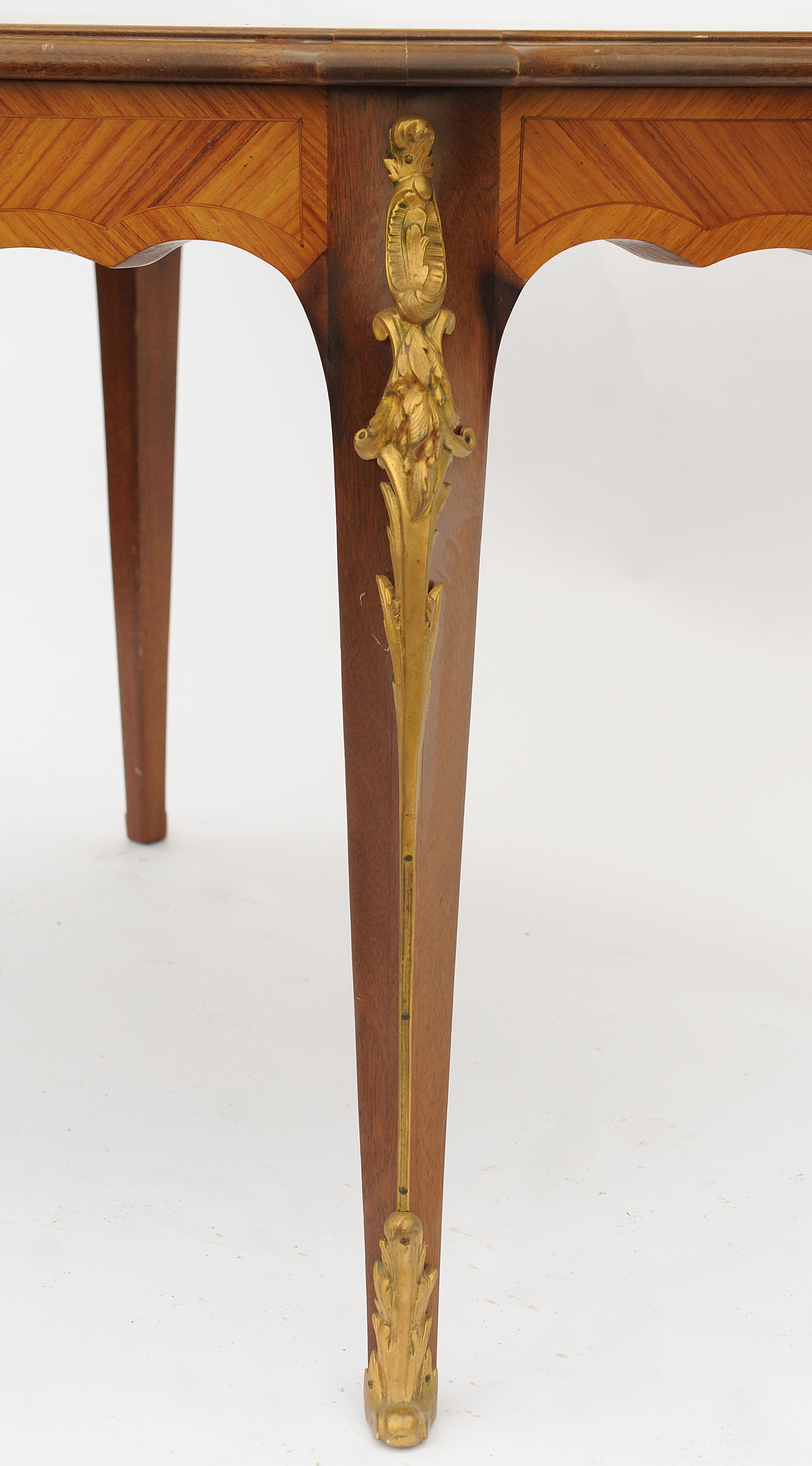 Table de salle à manger de style Louis XV