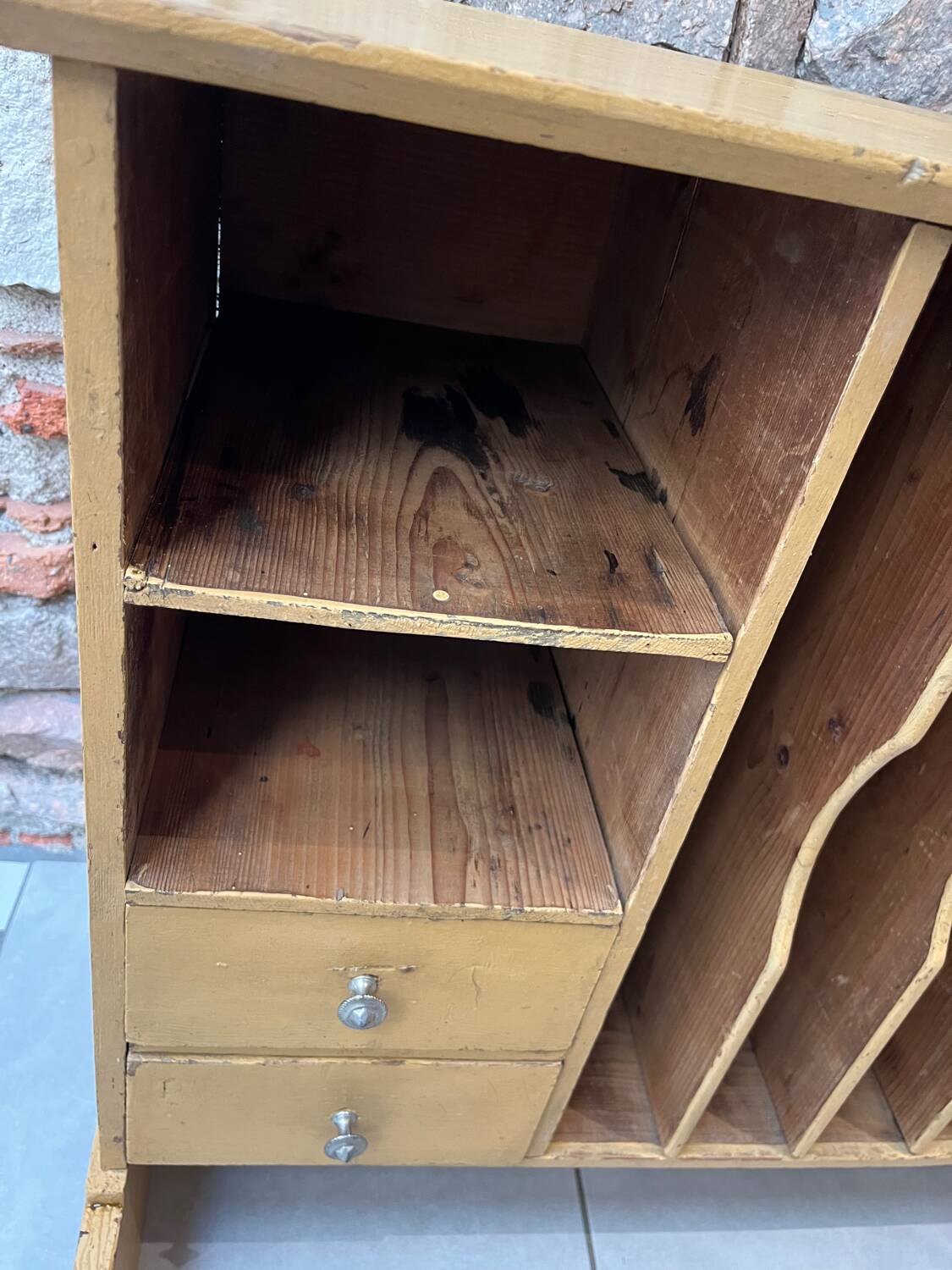 Tradesman's cabinet with sorting compartments and drawers