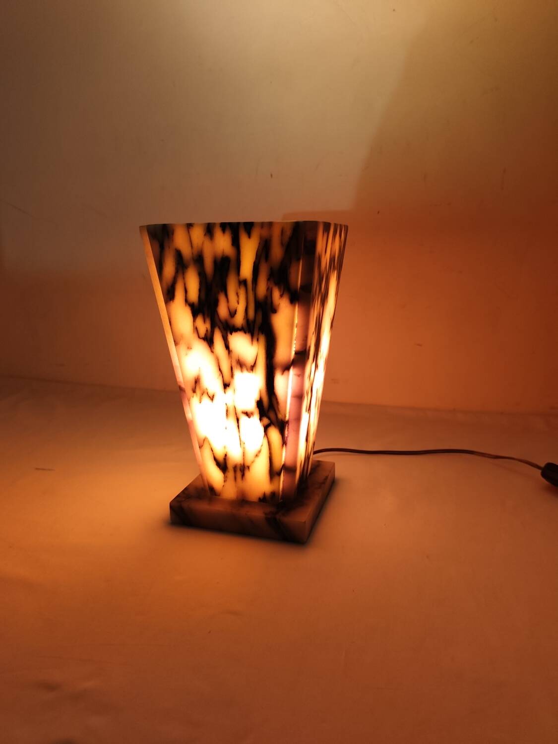 Lámpara de mesa de mármol. España, 1970s.