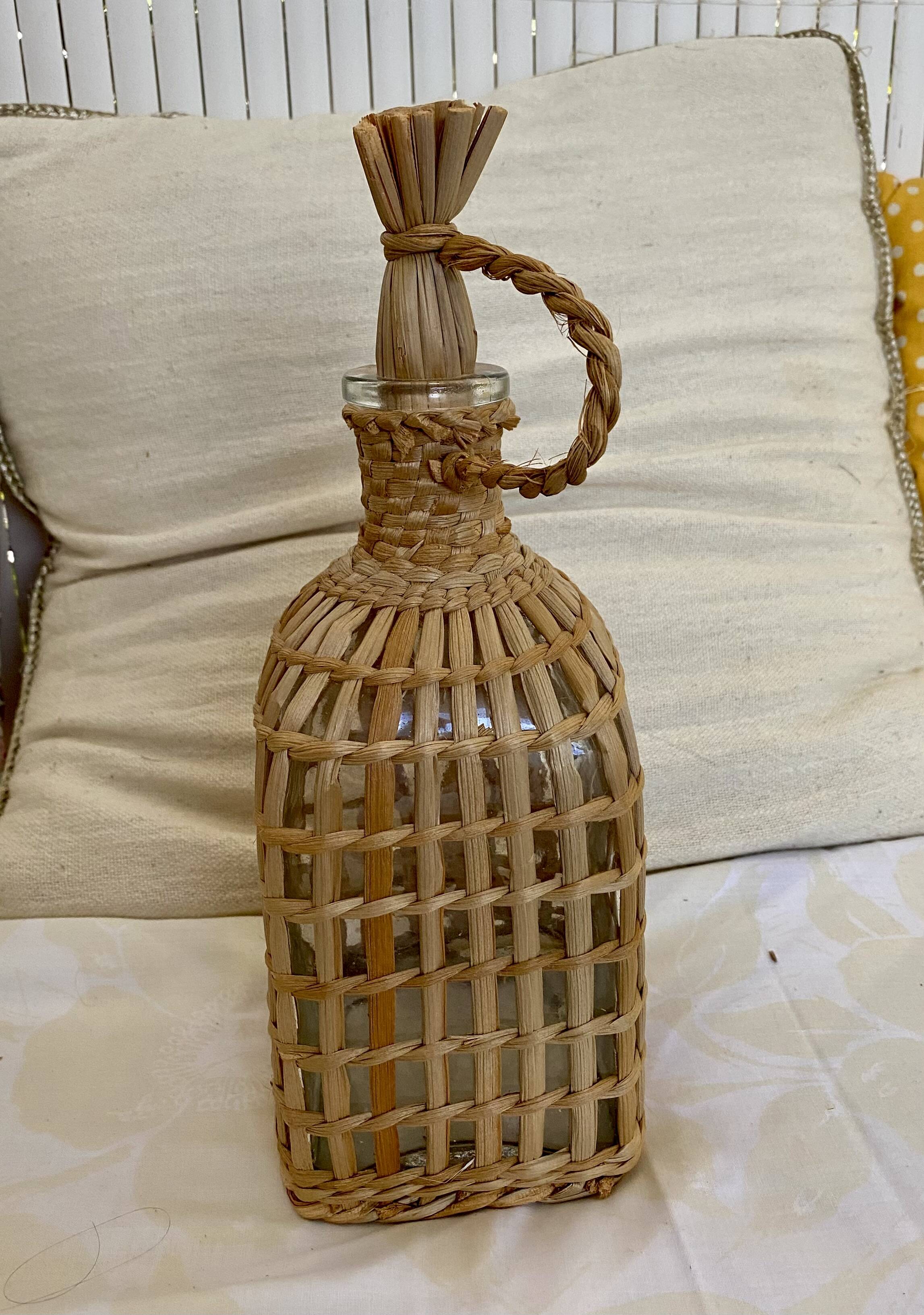 Bouteille en verre et osier