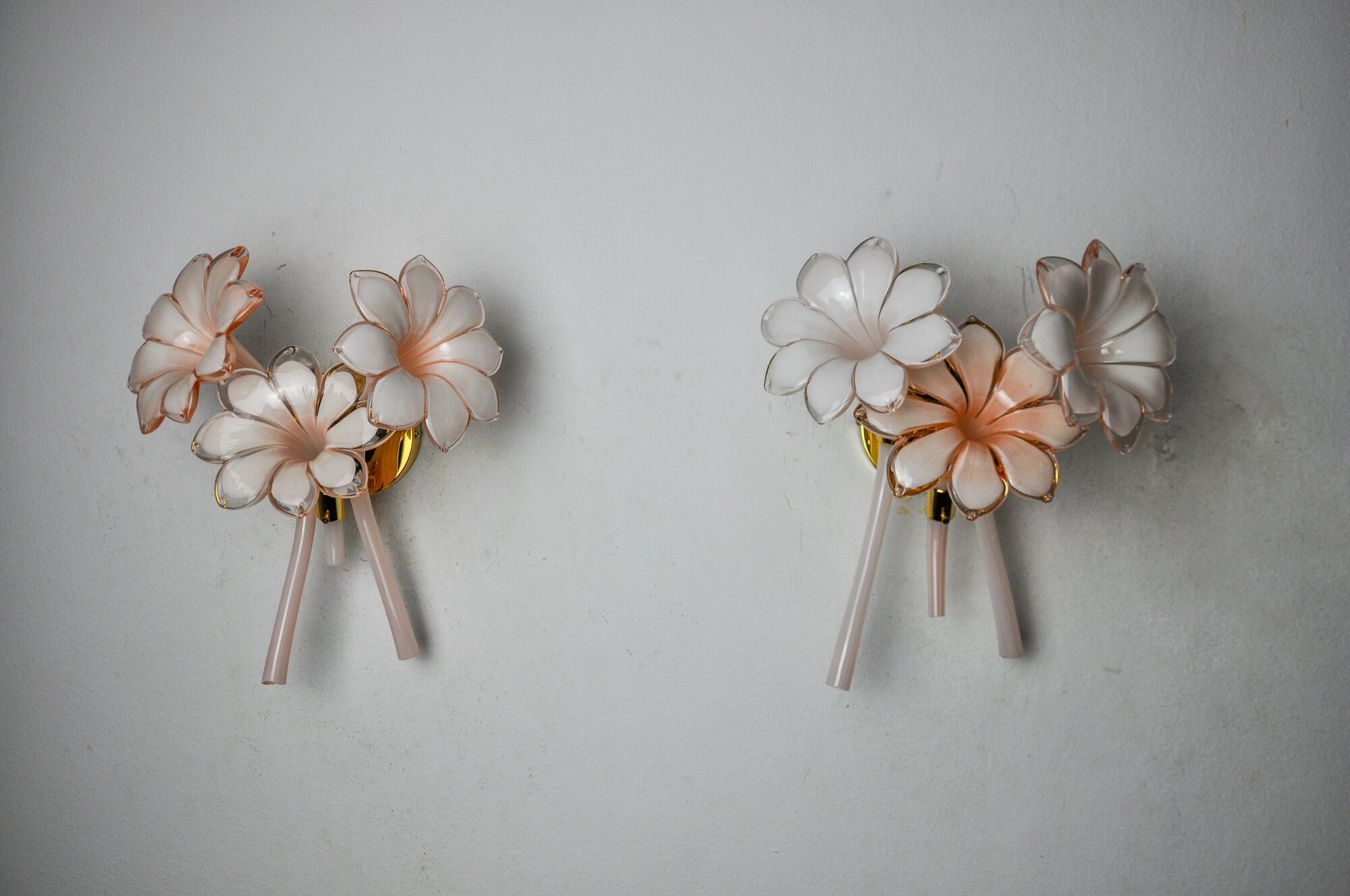 Paire d'appliques fleurs de lys roses, verre de murano, Italie, 1970