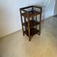 Étagère vintage en rotin et bois foncé à trois niveaux