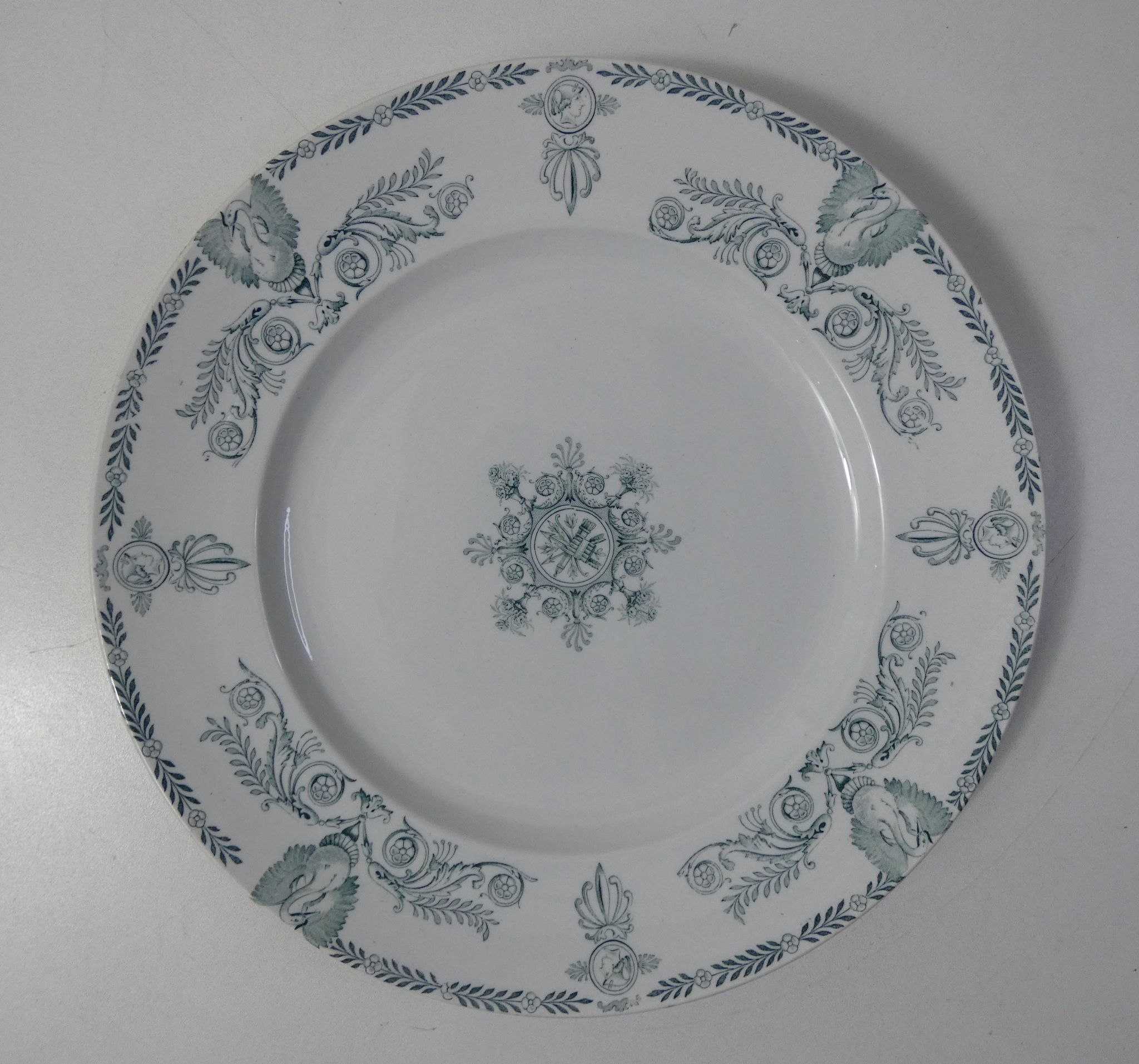 Dish or cake compiegne, terre de fer