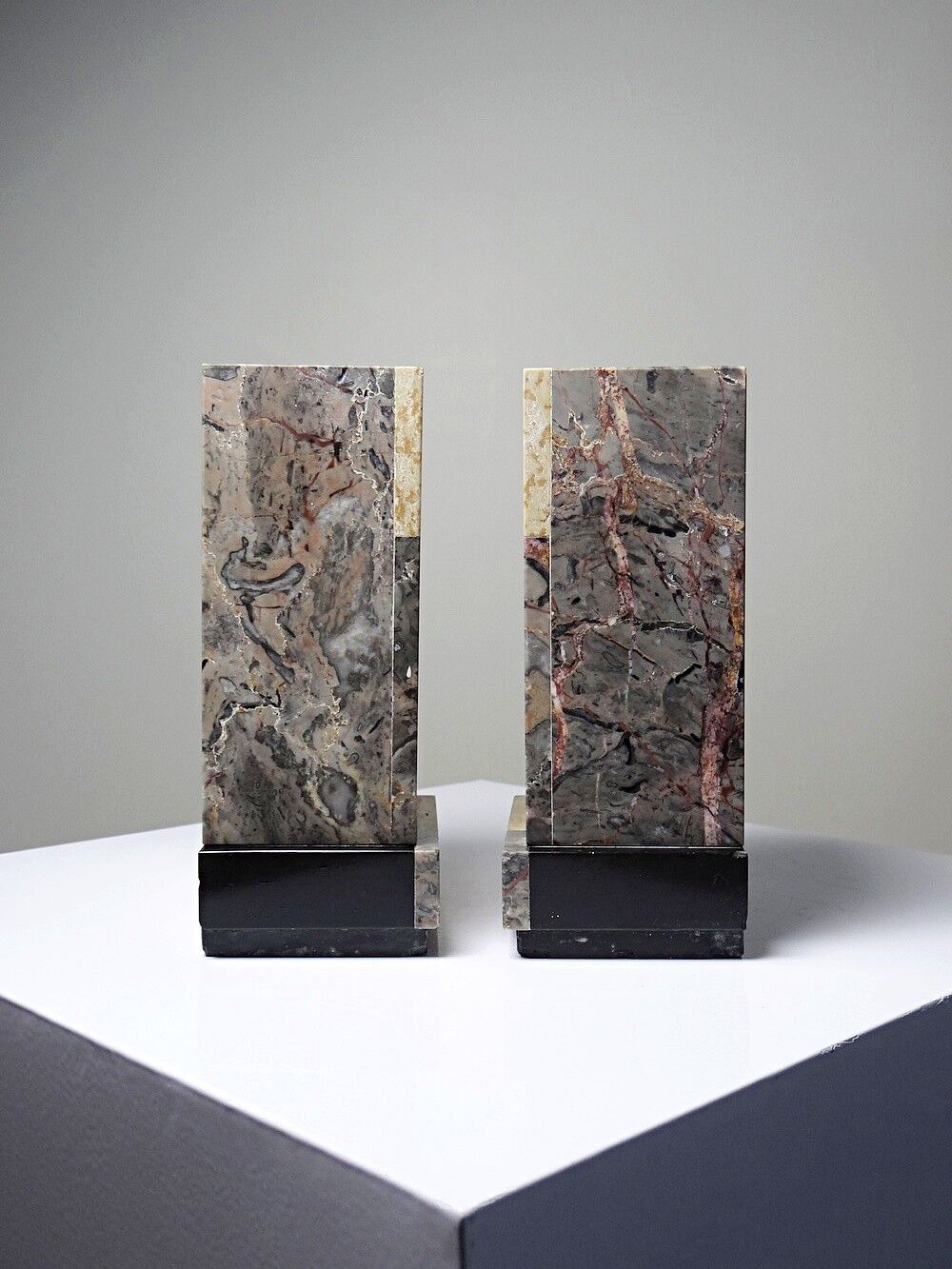 Pair of bookends, Art Deco fireplace decoration in antique marble from the 1920s-1930s.