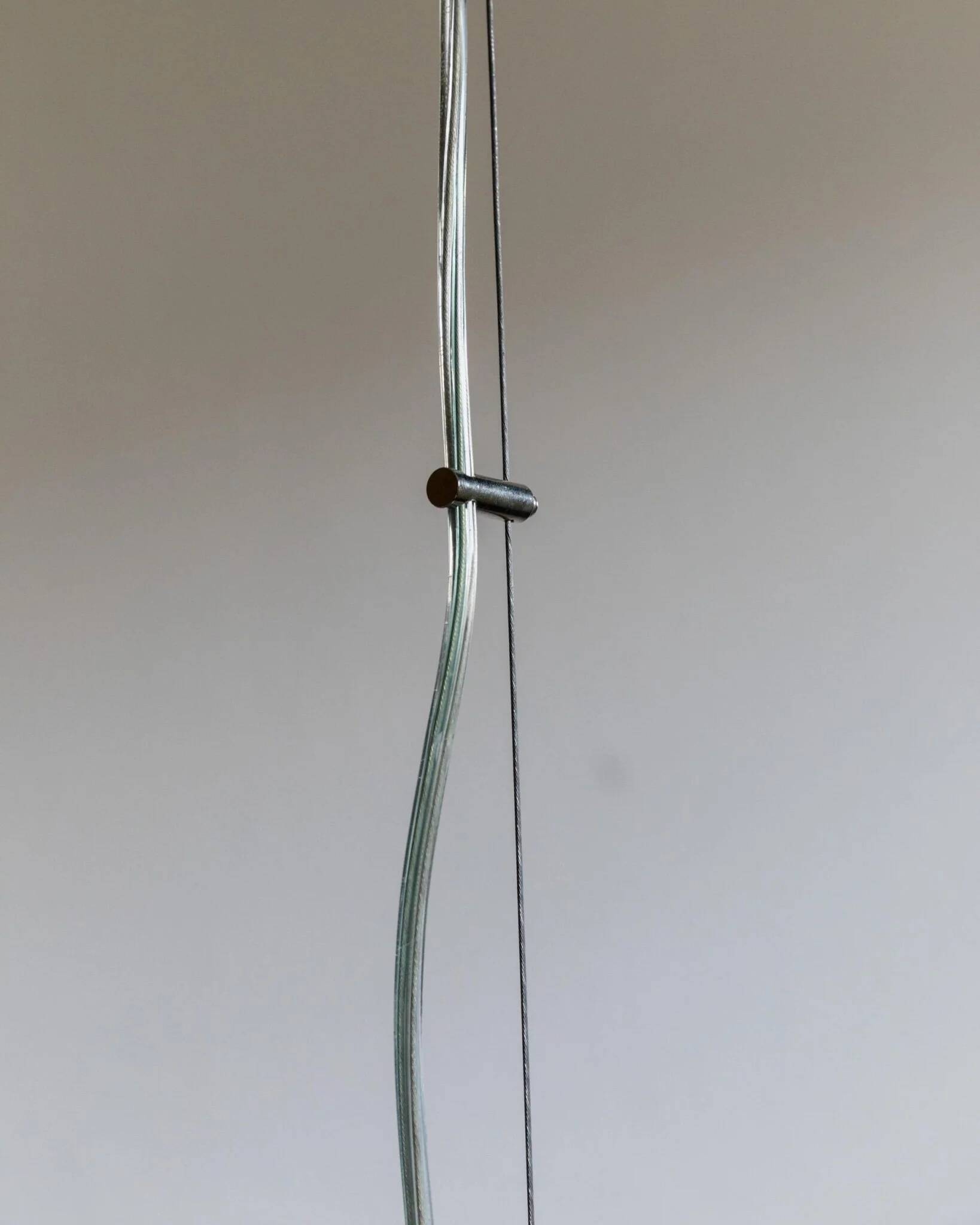 Grand plafonnier vintage en verre de Murano blanc avec bord noir et support en acier inoxydable – lampe suspendue italienne des années 1970