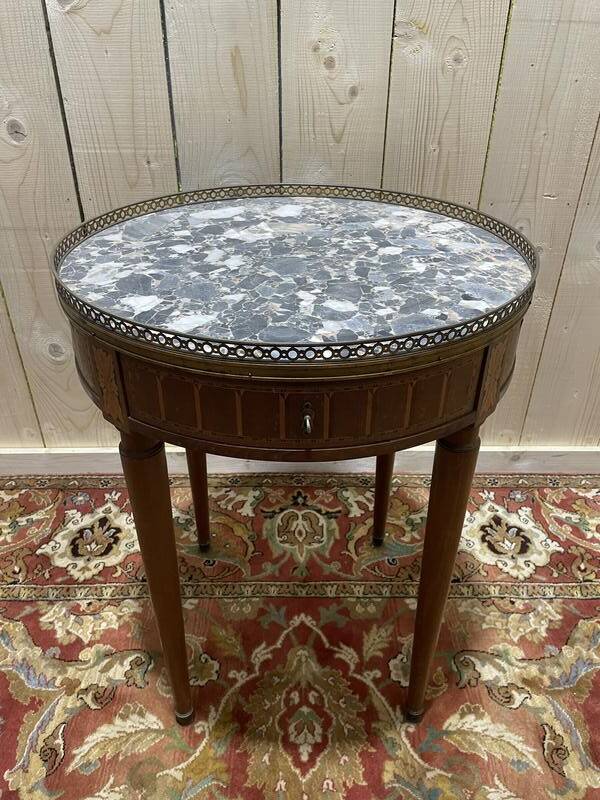 Table bouillotte de style Louis XVI en marqueterie et marbre