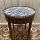 Table bouillotte de style Louis XVI en marqueterie et marbre