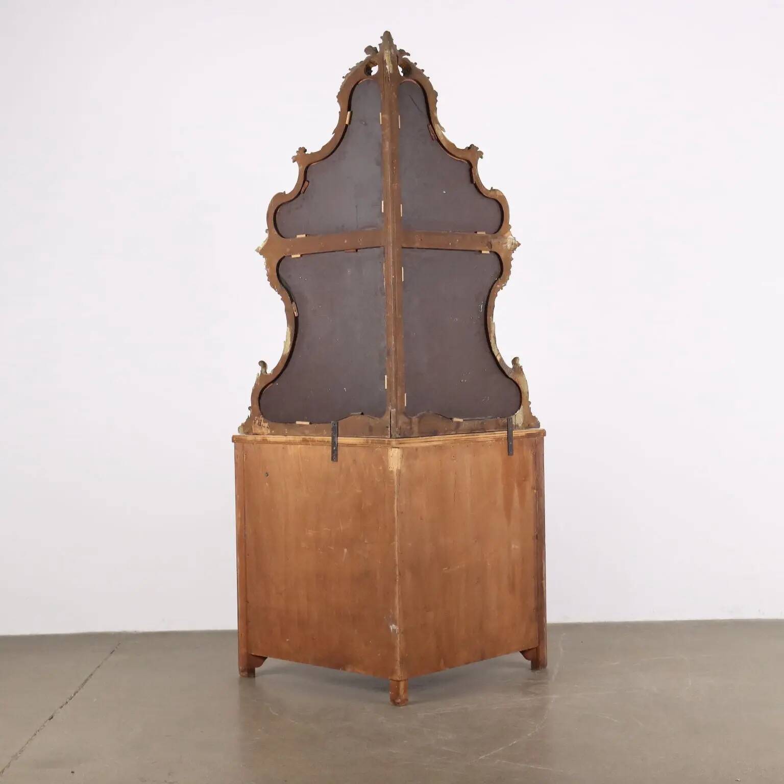 Meuble d’angle ancien style baroque en acajou XX Century