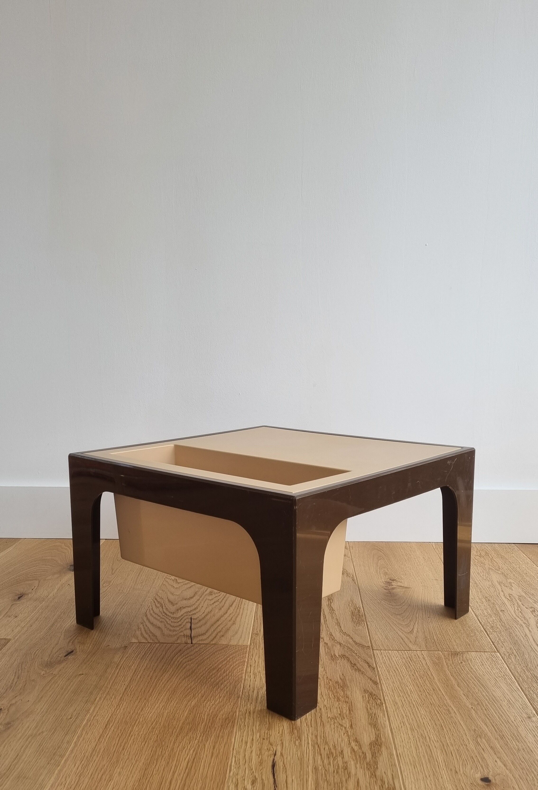 Flair coffee table