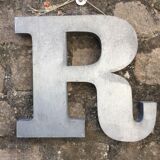 Lettre R d'enseigne en zinc grande taille