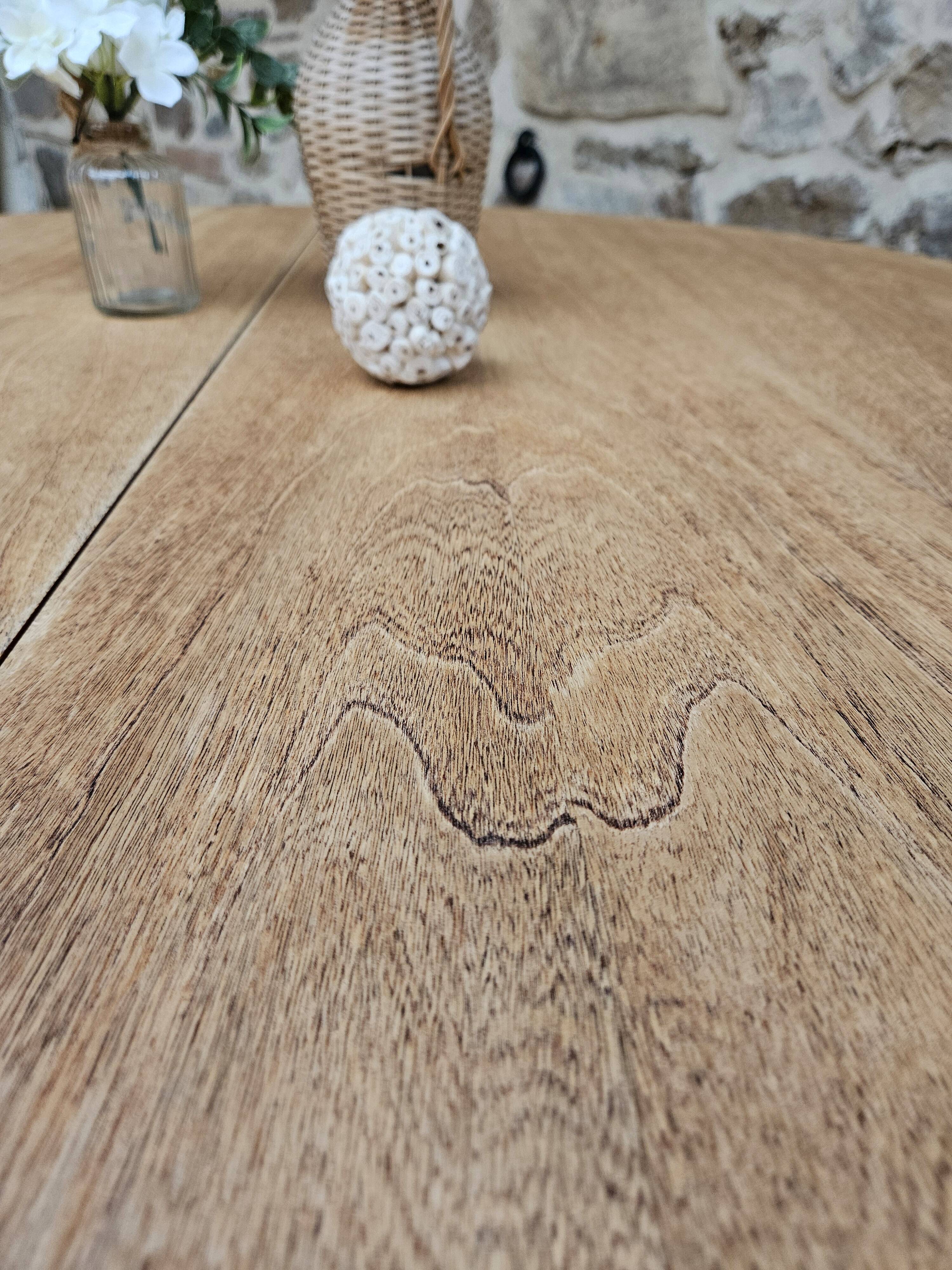 Baumann style round table