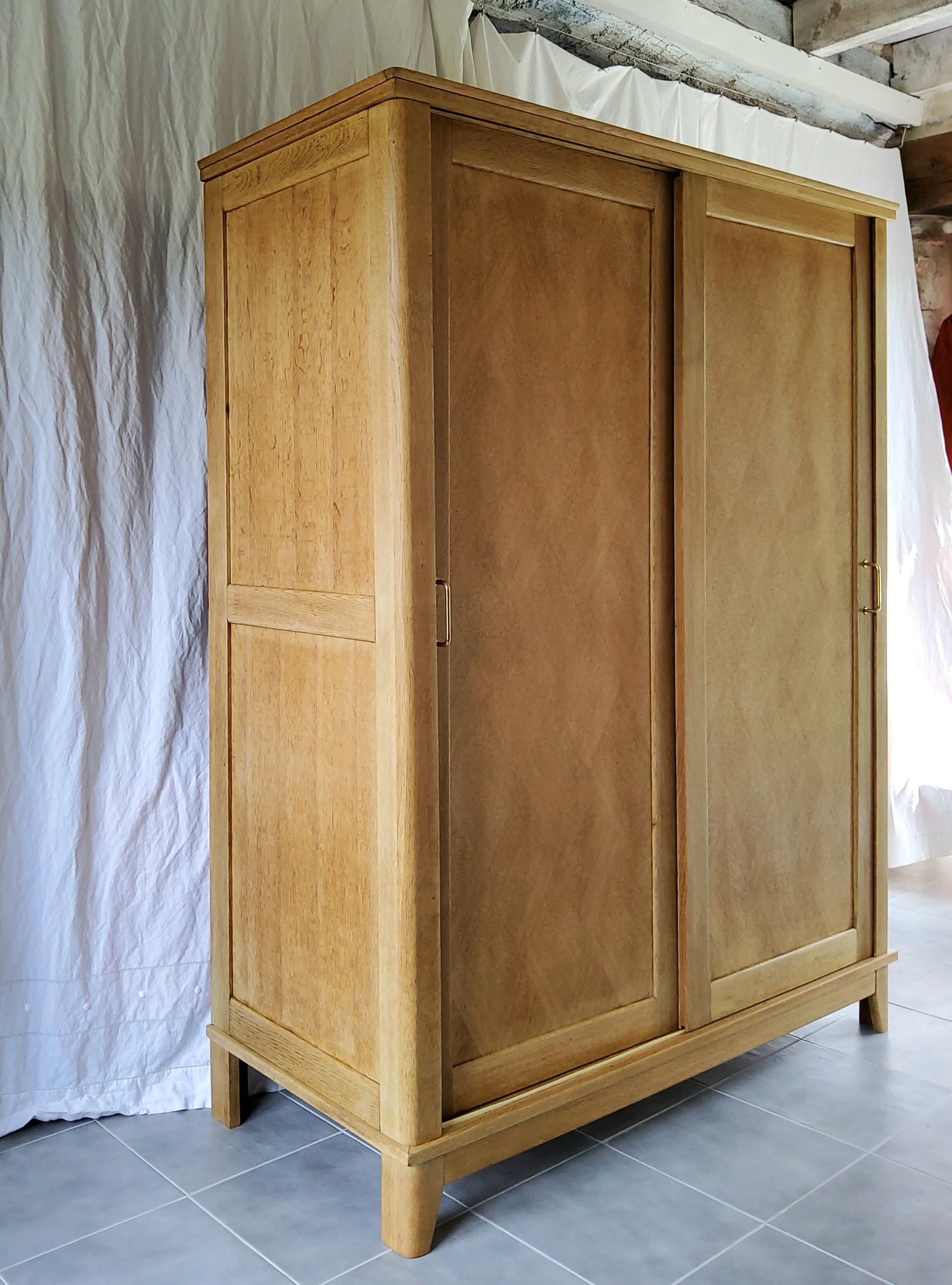 Parisian wardrobe with sliding doors