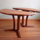 Table à manger massive en teck par Dyrlund, années 1970.