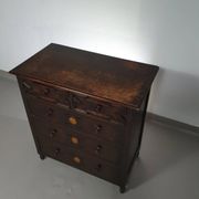 Particularly cool English chest of drawers. Dated (Charles 2 era). Made of solid oak with beautiful patina.