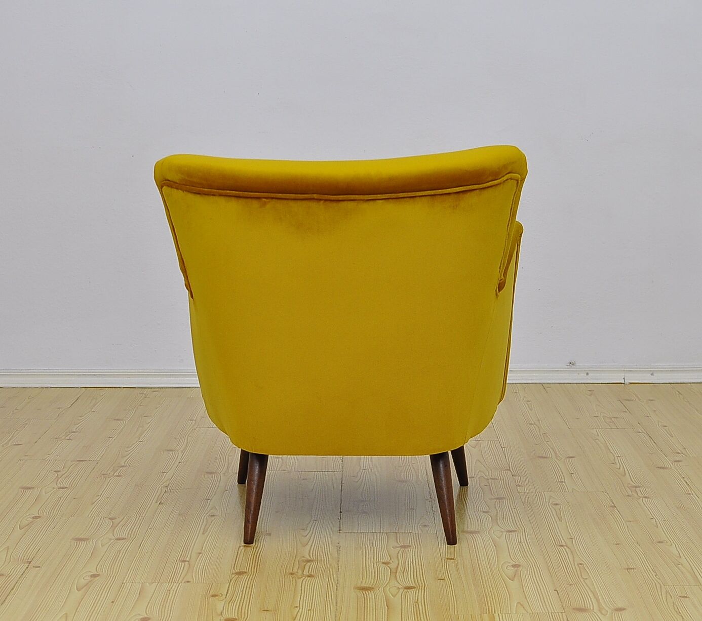 Fauteuil en velours jaune du milieu du siècle, années 1960