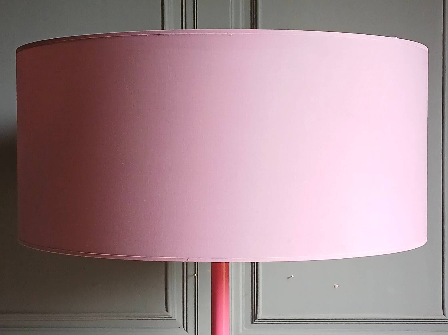 Tulip foot floor lamp in pink lacquered metal & cylindrical shade. 80's