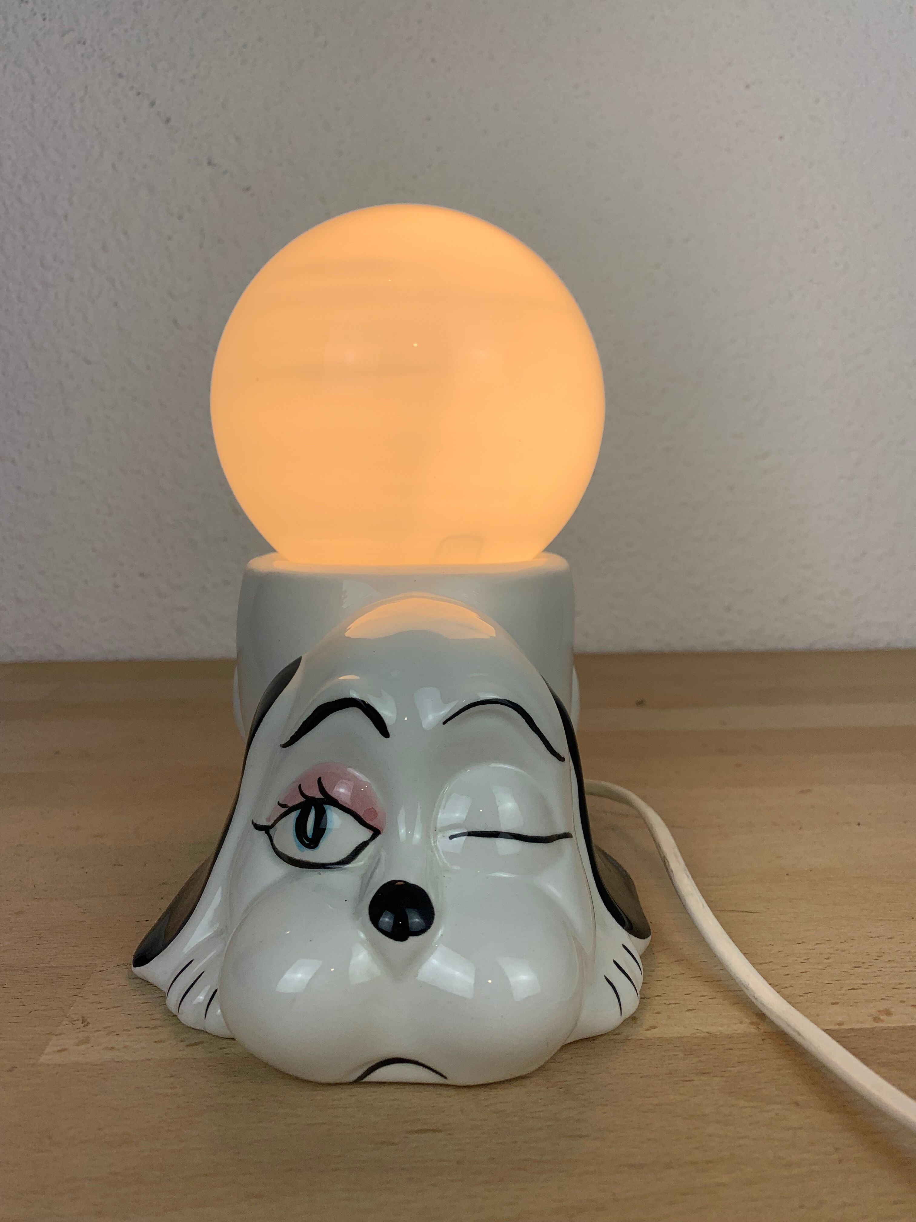 Lampe chien en céramique et globe opaline