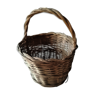 Vintage wicker round basket
