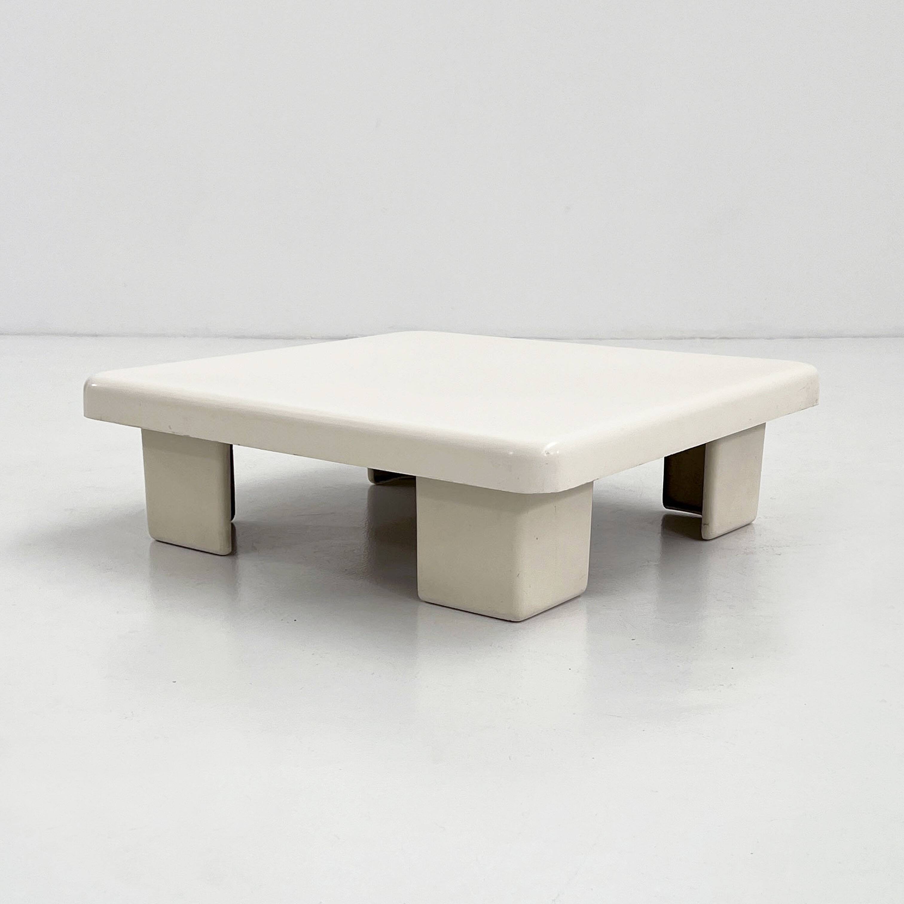 Table d'appoint en fibre de verre Saporiti, 1970