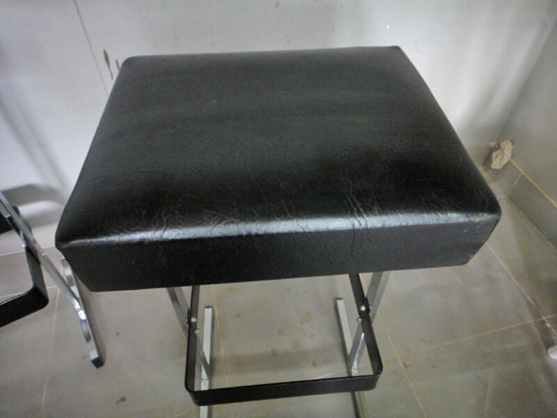 Lot de 4 tabourets de bar simili cuir noir vintage