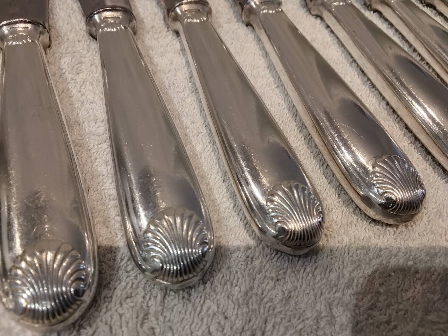 12 silver-plated table knives by Christofle Vendôme, 24.6cm